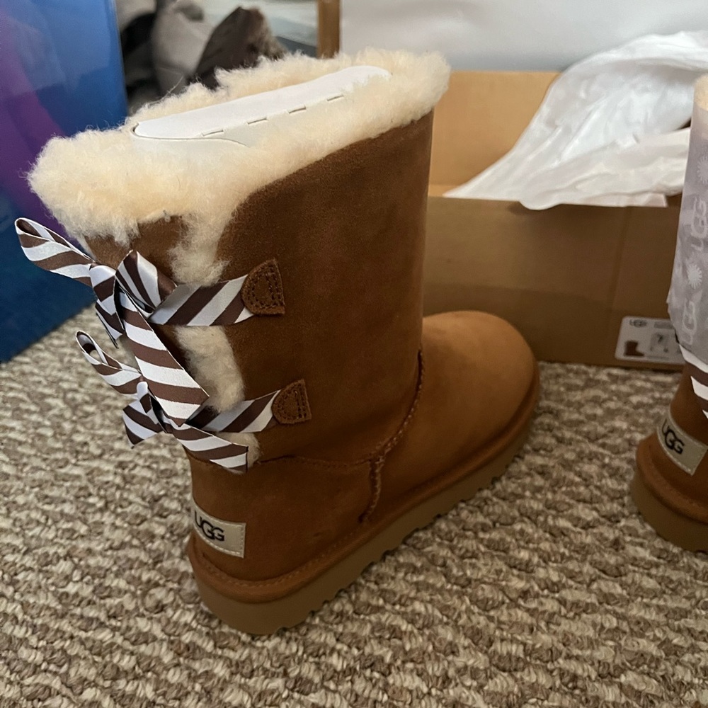 Women’s Bailey Bow II Boot Ugg Chestnut Brand New in Box Size 7
